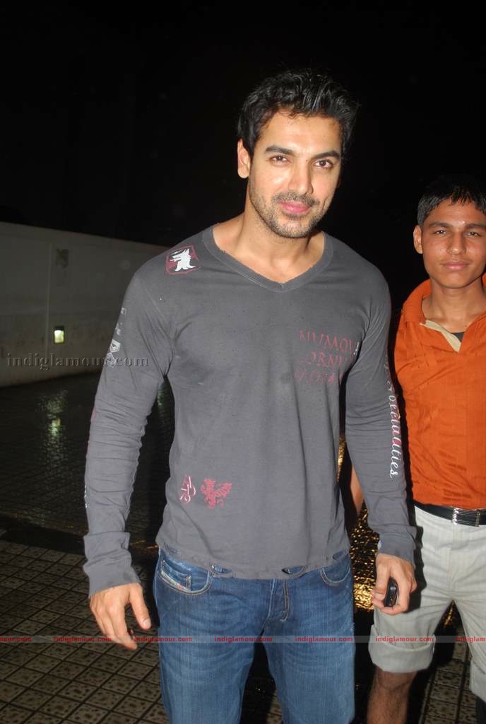 Hrithik at the special screening of film Aao Wish Karein Event hd photo