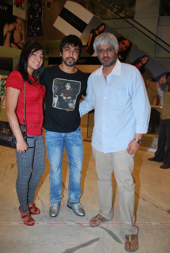 Hrithik at the special screening of film Aao Wish Karein Event hd photo