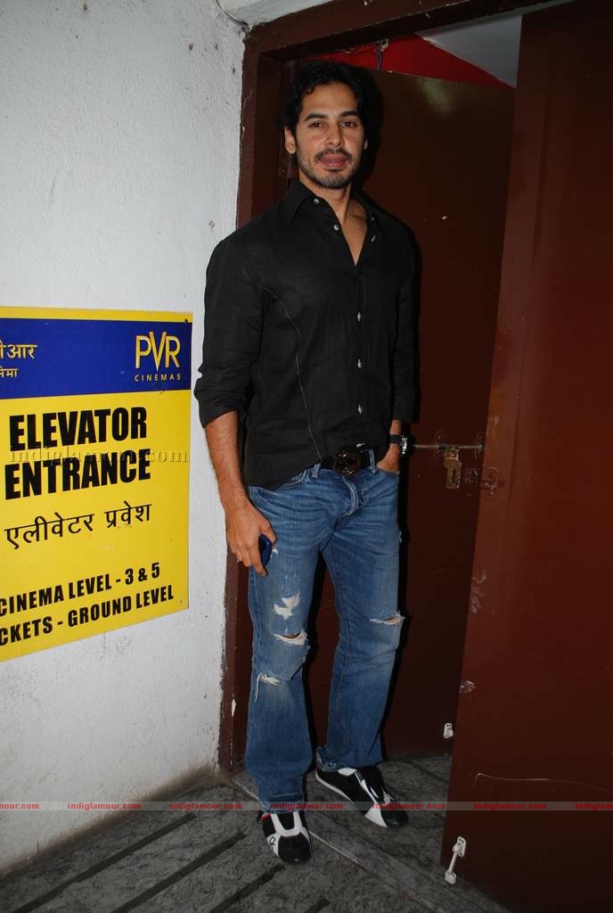 Hrithik at the special screening of film Aao Wish Karein Event hd photo