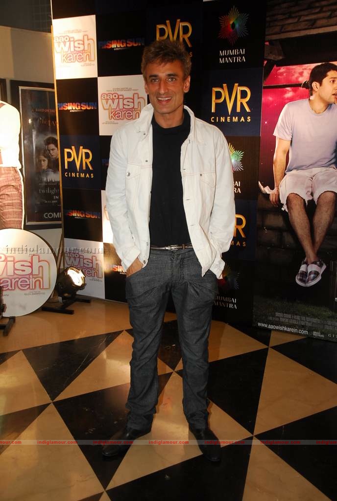 Hrithik at the special screening of film Aao Wish Karein Event hd photo