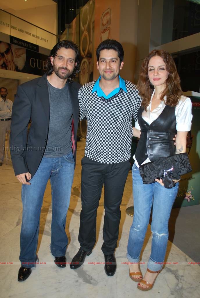 Hrithik at the special screening of film Aao Wish Karein Event hd photo