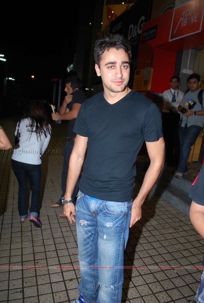 Hrithik at the special screening of film Aao Wish Karein Event hd photo