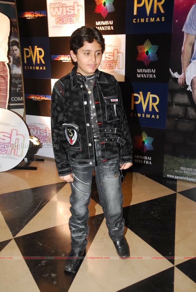 Hrithik at the special screening of film Aao Wish Karein Event hd photo