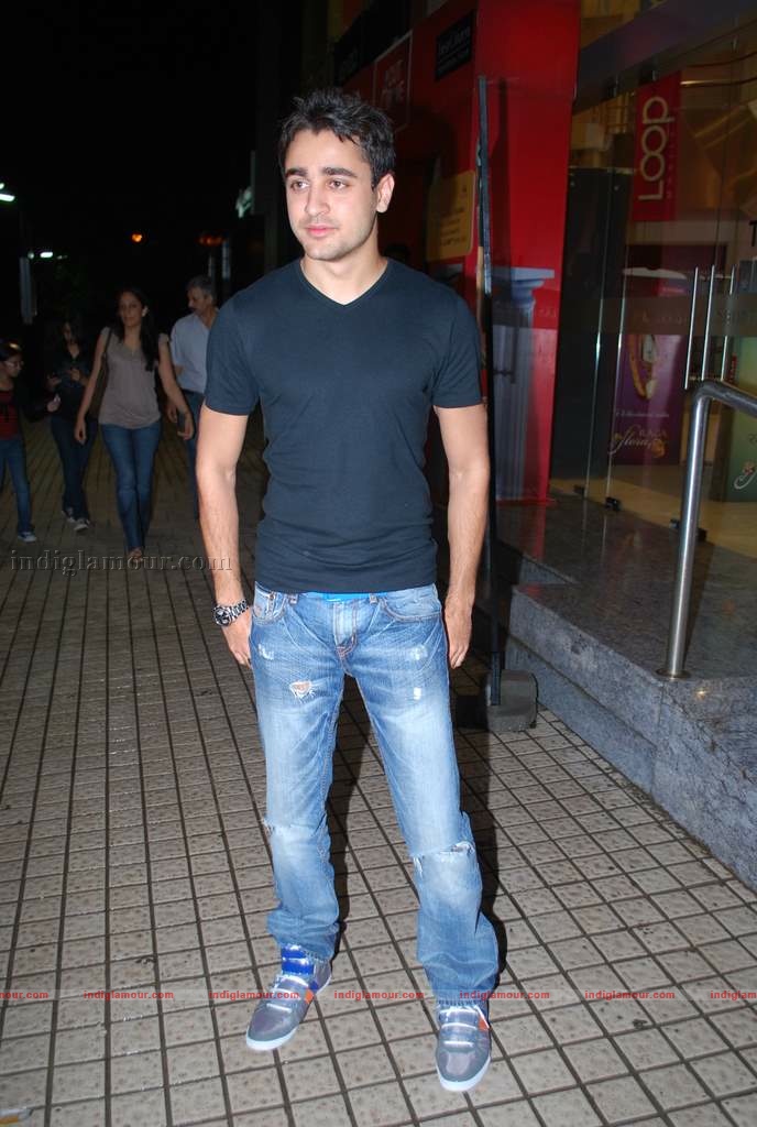 Hrithik at the special screening of film Aao Wish Karein Event hd photo