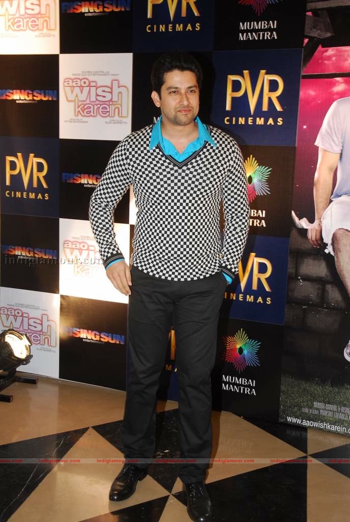 Hrithik at the special screening of film Aao Wish Karein Event hd photo