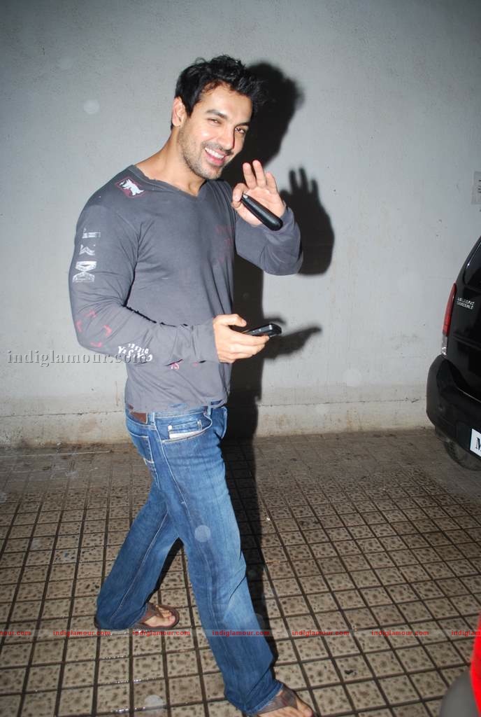Hrithik at the special screening of film Aao Wish Karein Event hd photo