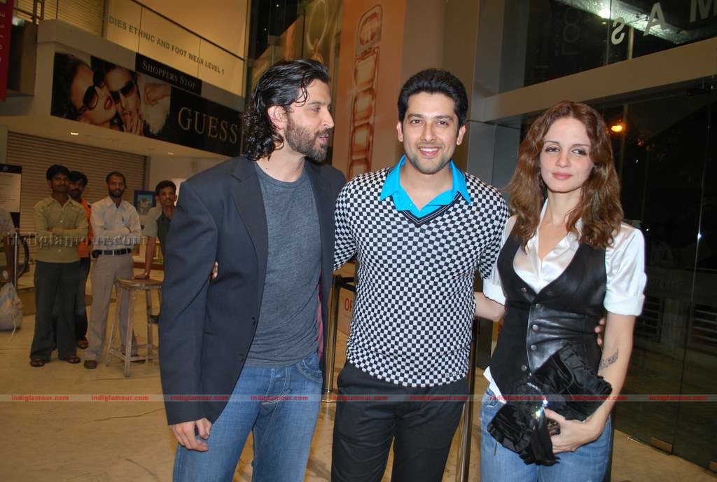 Hrithik at the special screening of film Aao Wish Karein Event hd photo