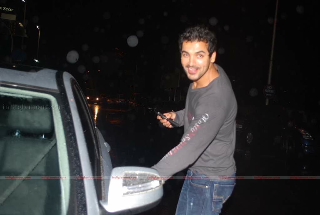 Hrithik at the special screening of film Aao Wish Karein Event hd photo