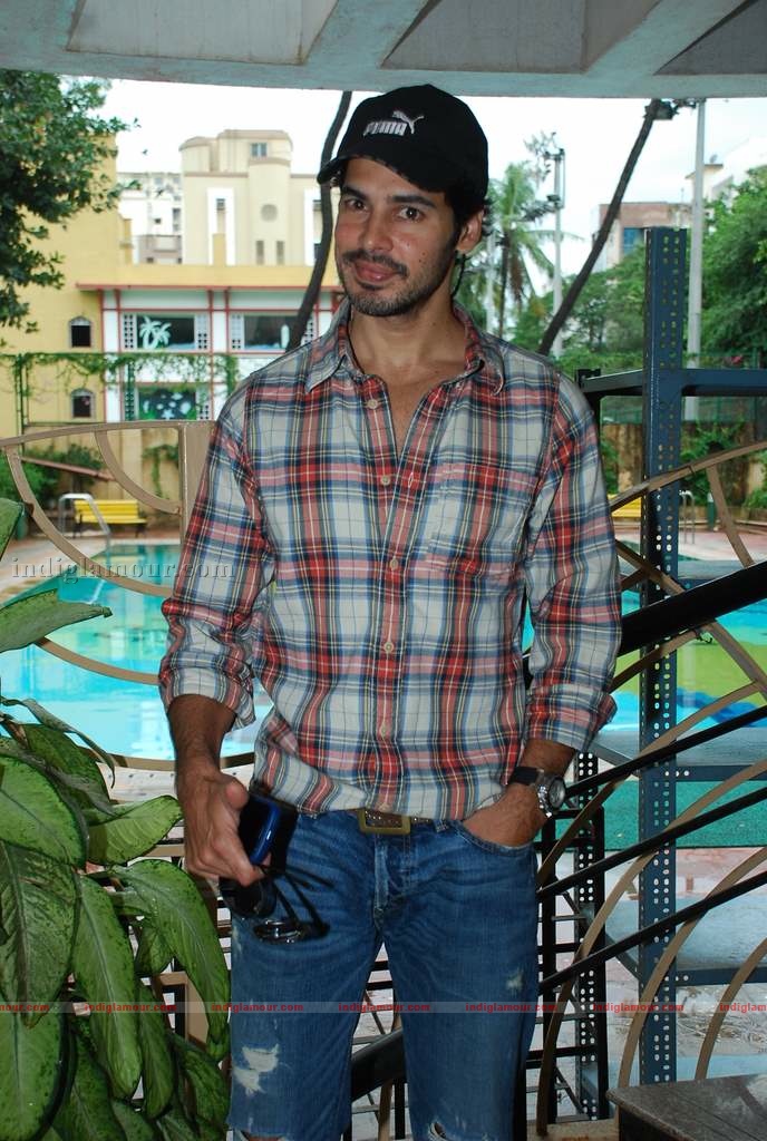 Imran Khan, Dino at Celberate Bandra press meet Event hd photo