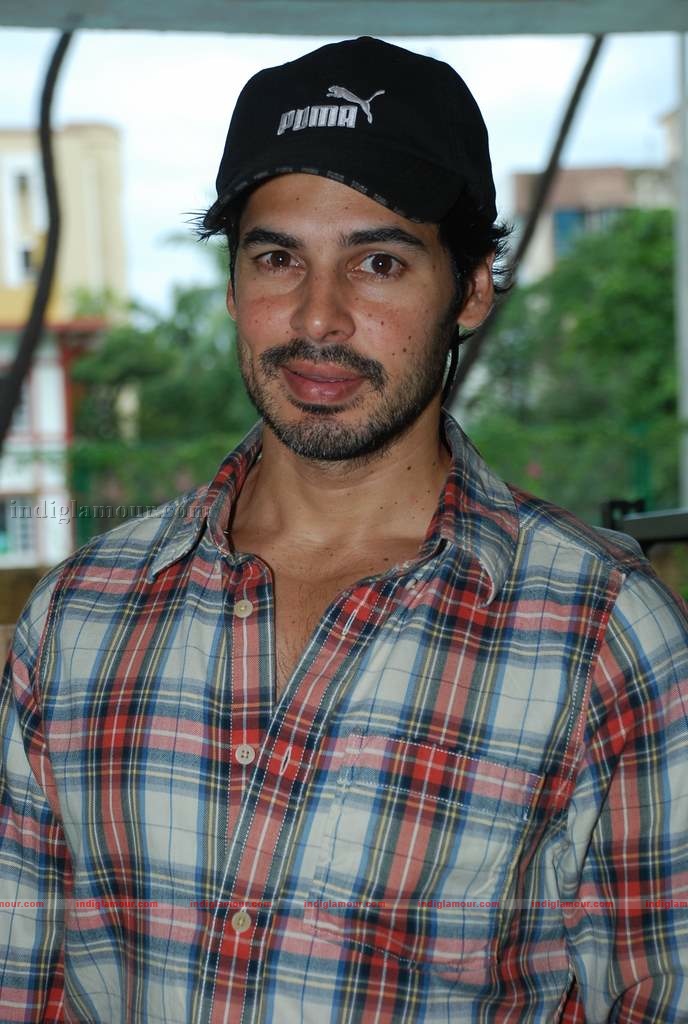 Imran Khan, Dino at Celberate Bandra press meet Event hd photo