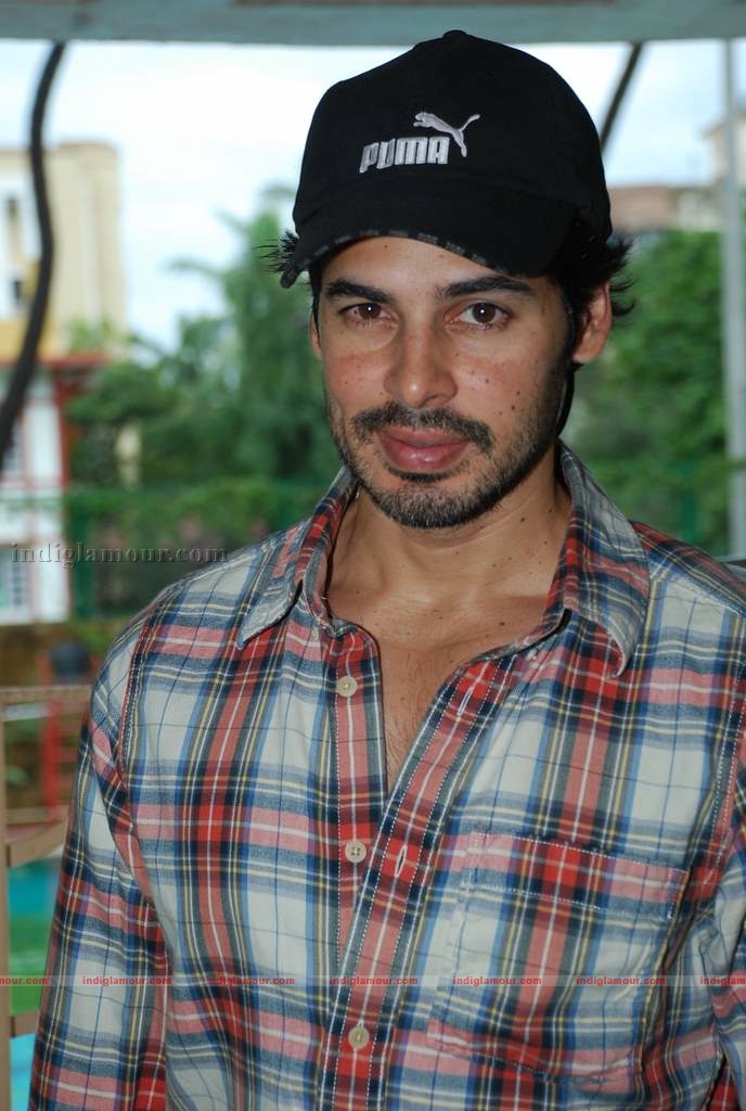 Imran Khan, Dino at Celberate Bandra press meet Event hd photo