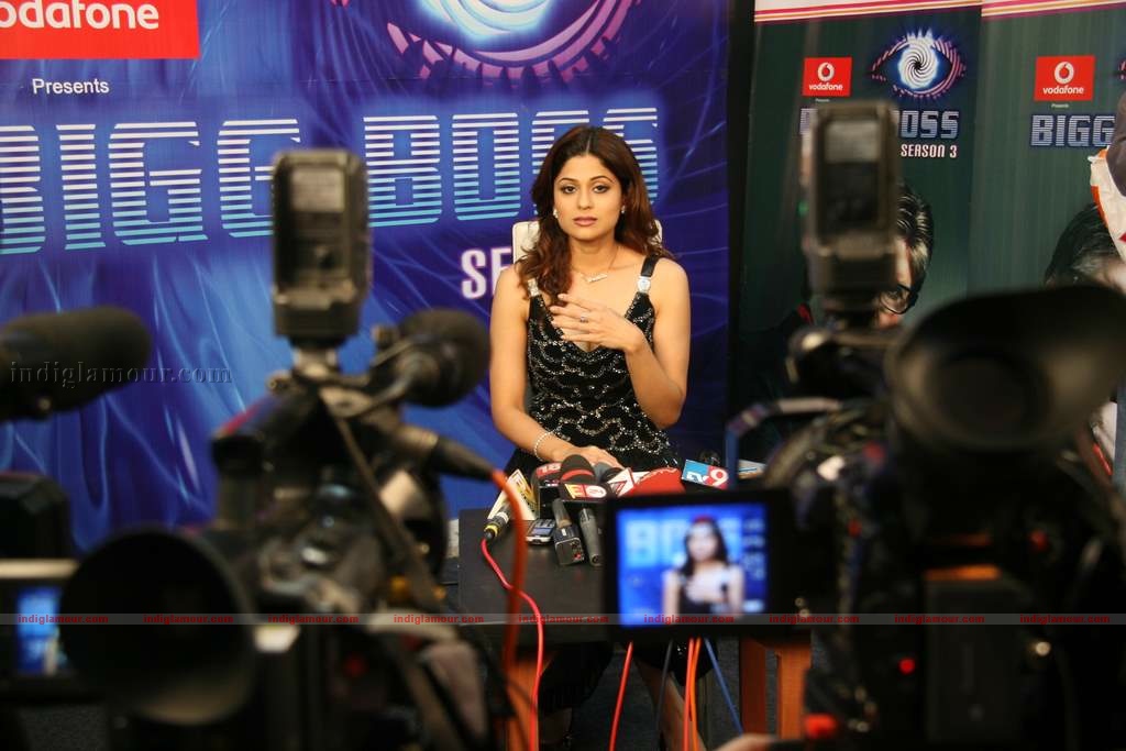 Big B with Shamita and Tanazz on the sets of Big Boss Event hd photo
