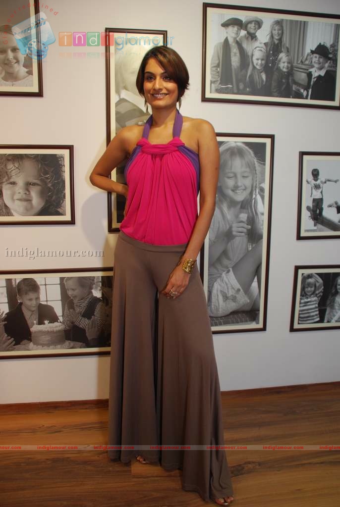 Ekta Choudhry at Gini and Jony And Bajaj Allianz launch of Groovy T-shirts Event hd photo
