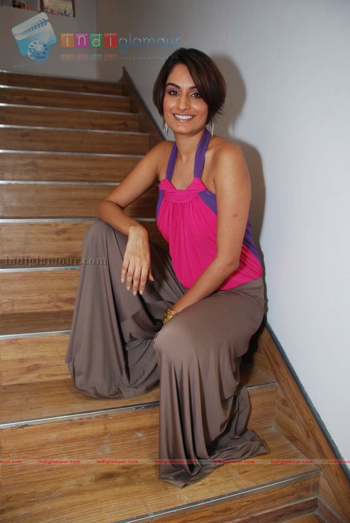 Ekta Choudhry at Gini and Jony And Bajaj Allianz launch of Groovy T-shirts Event hd photo