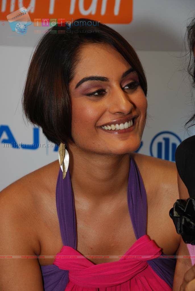 Ekta Choudhry at Gini and Jony And Bajaj Allianz launch of Groovy T-shirts Event hd photo