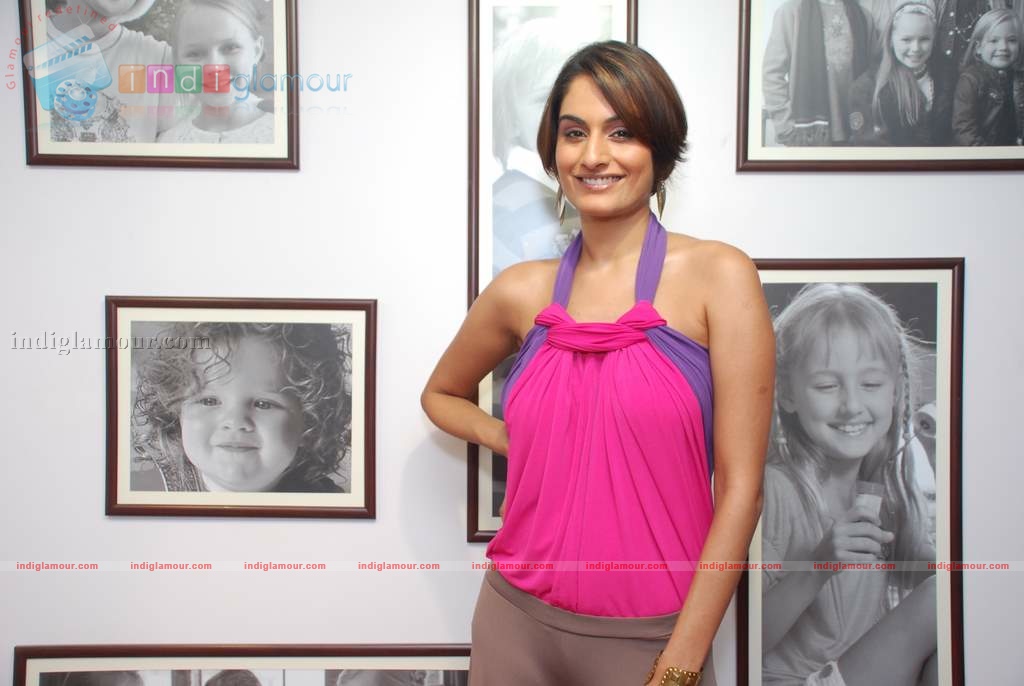 Ekta Choudhry at Gini and Jony And Bajaj Allianz launch of Groovy T-shirts Event hd photo