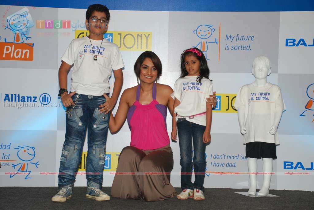 Ekta Choudhry at Gini and Jony And Bajaj Allianz launch of Groovy T-shirts Event hd photo