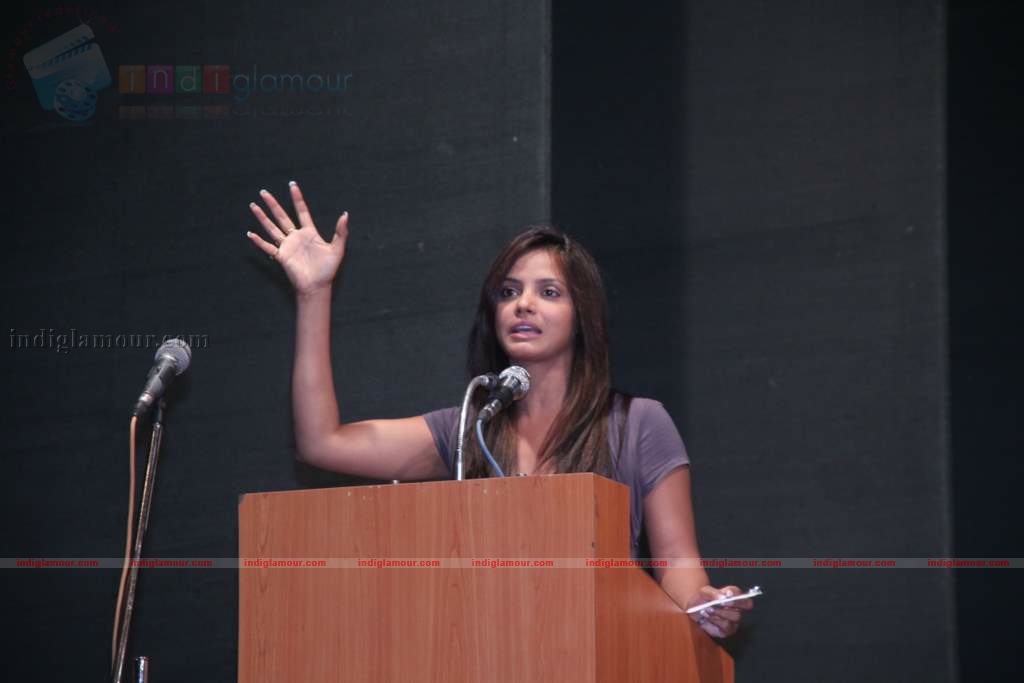 Neetu Chandra at Bihar Foundation meet Event hd photo