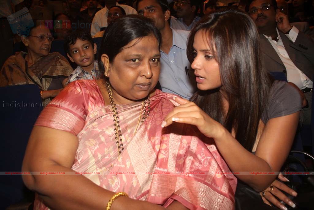 Neetu Chandra at Bihar Foundation meet Event hd photo