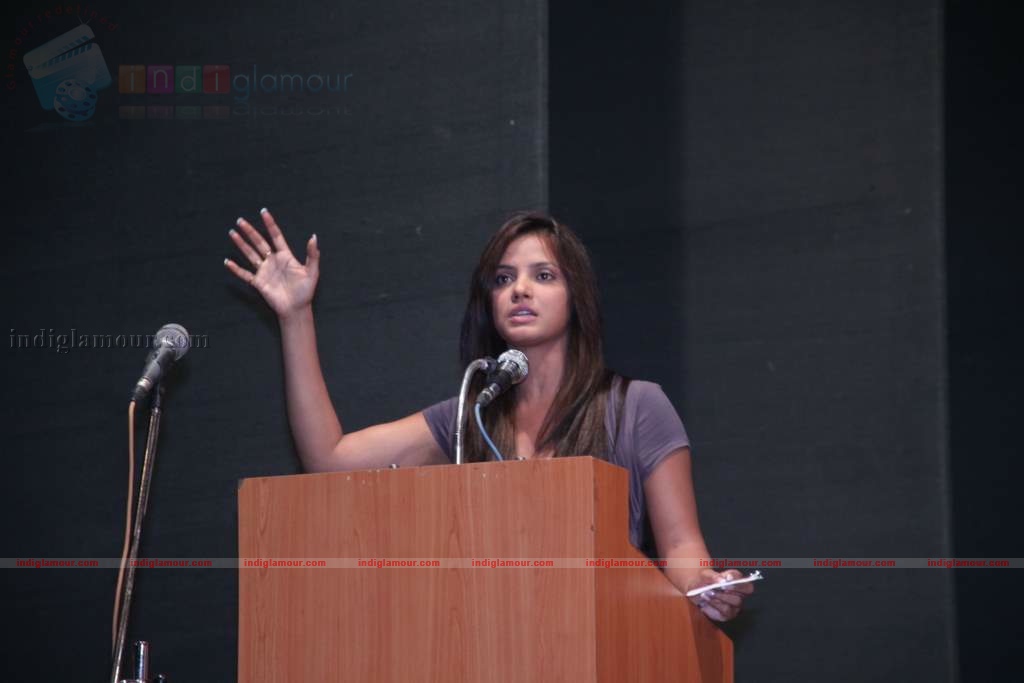 Neetu Chandra at Bihar Foundation meet Event hd photo