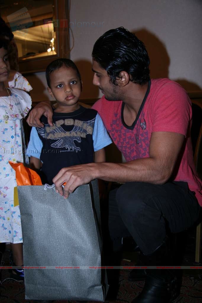 Prateik Babbar presents gifts to orphan kids Event hd photo