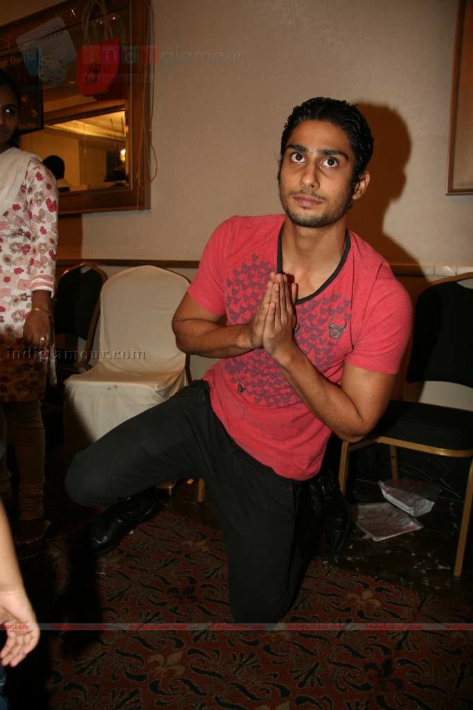 Prateik Babbar presents gifts to orphan kids Event hd photo