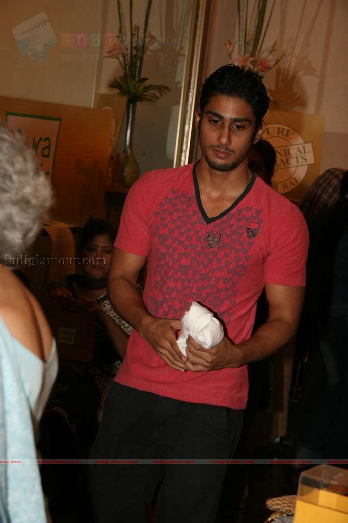 Prateik Babbar presents gifts to orphan kids Event hd photo