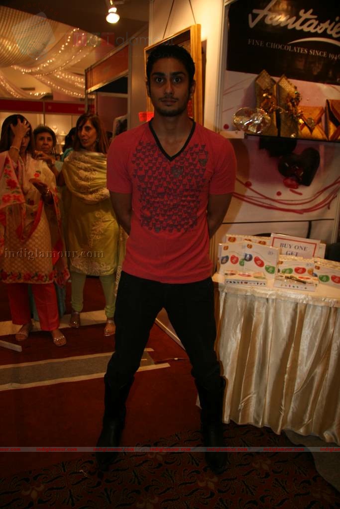 Prateik Babbar presents gifts to orphan kids Event hd photo