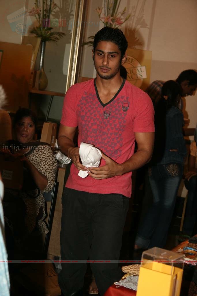 Prateik Babbar presents gifts to orphan kids Event hd photo
