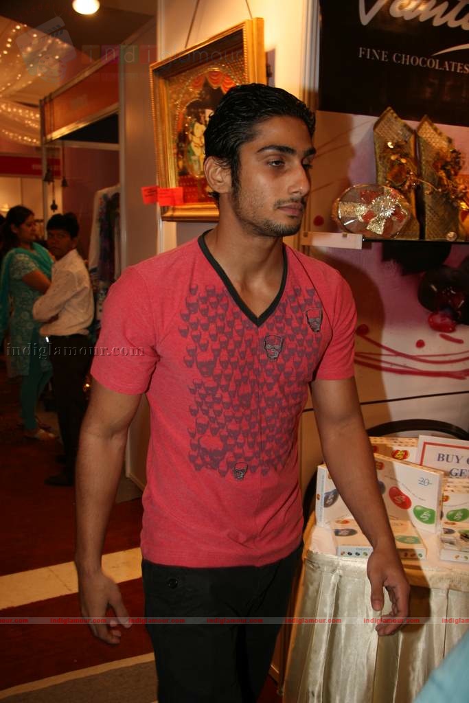 Prateik Babbar presents gifts to orphan kids Event hd photo