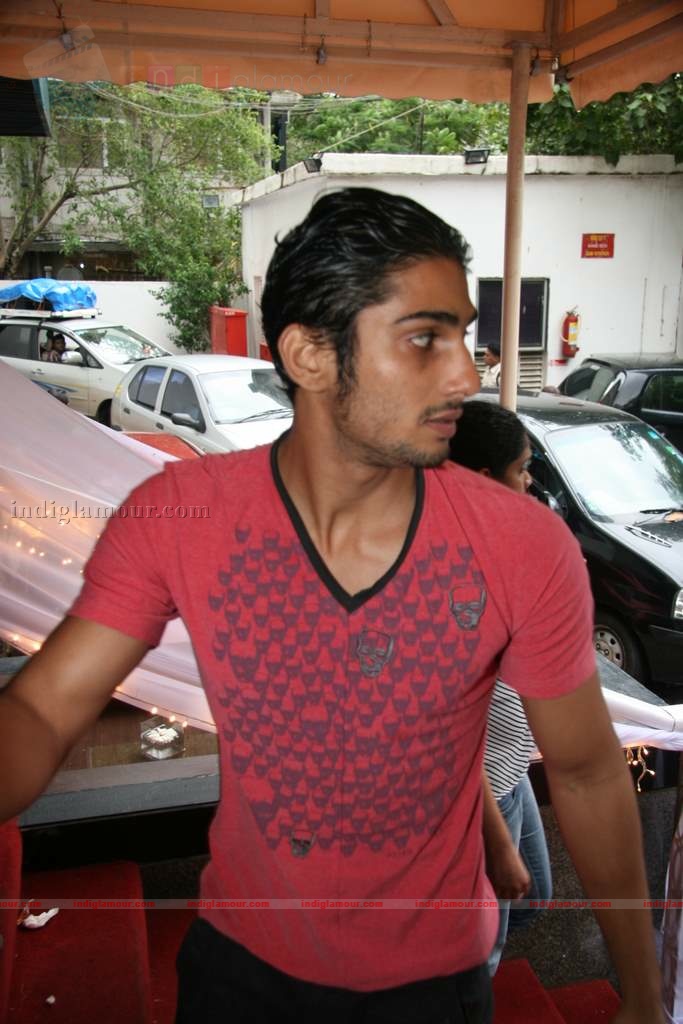 Prateik Babbar presents gifts to orphan kids Event hd photo