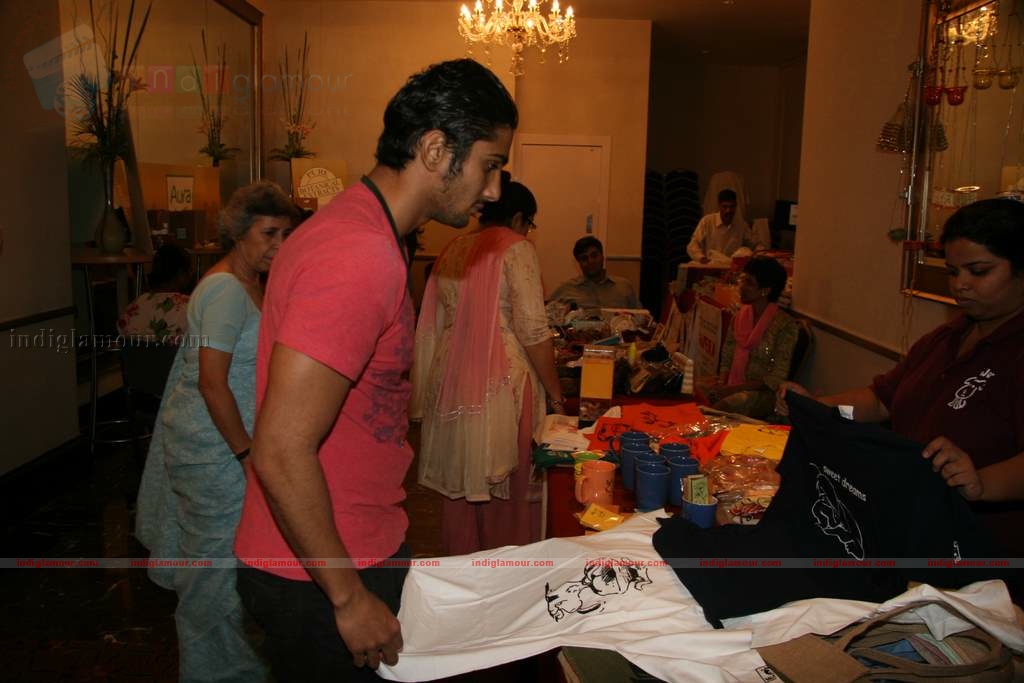 Prateik Babbar presents gifts to orphan kids Event hd photo