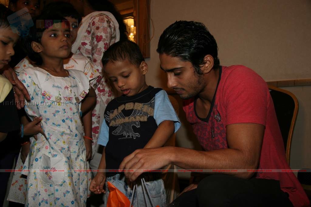 Prateik Babbar presents gifts to orphan kids Event hd photo