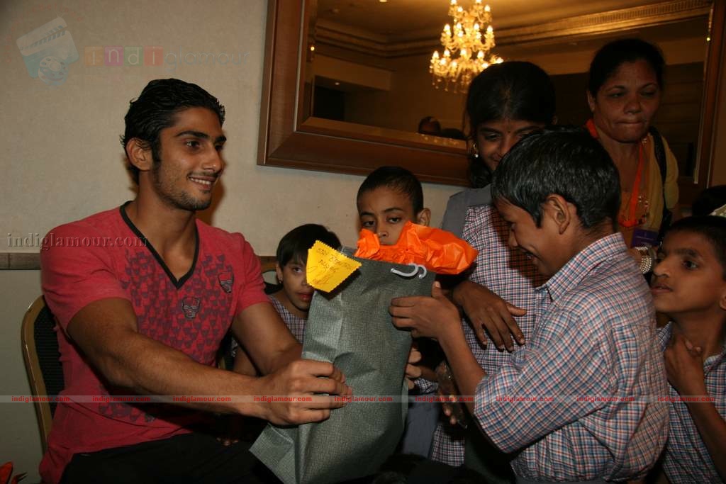 Prateik Babbar presents gifts to orphan kids Event hd photo