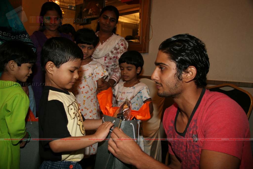 Prateik Babbar presents gifts to orphan kids Event hd photo
