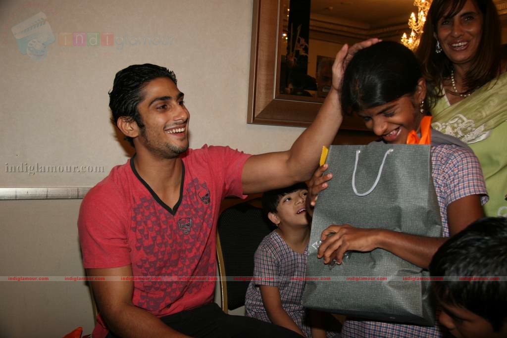 Prateik Babbar presents gifts to orphan kids Event hd photo