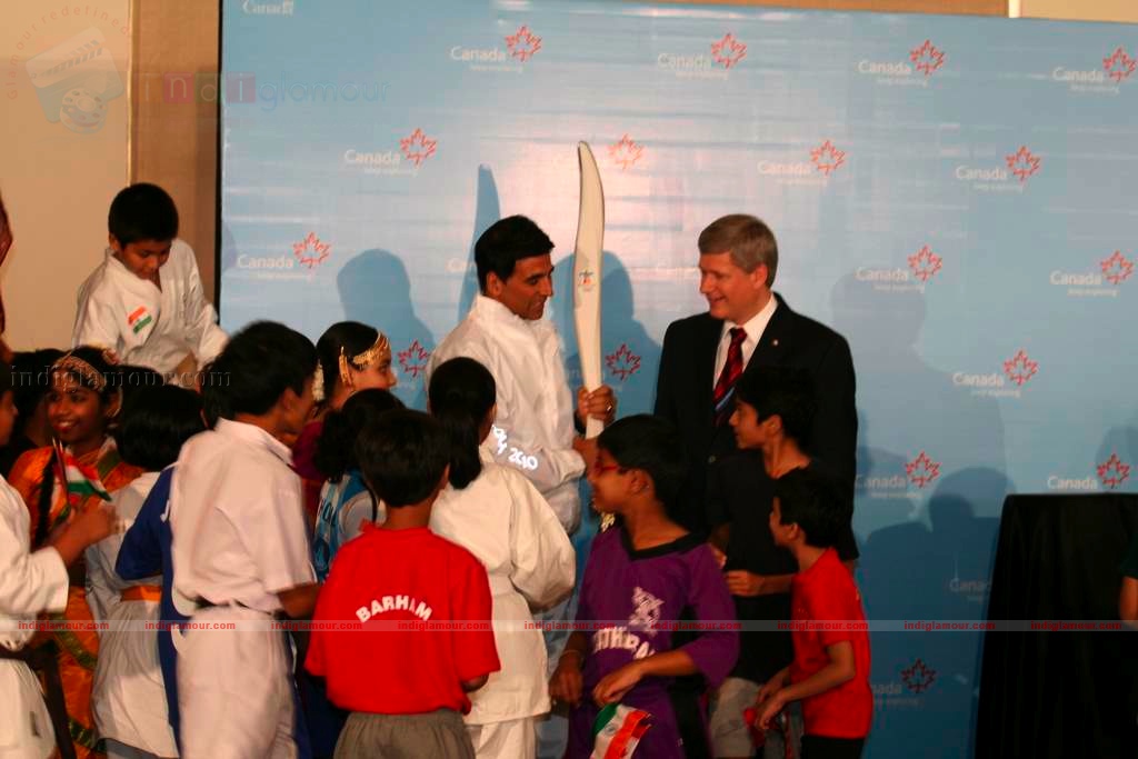 Akshay Kumar will carry Vancouver 2010 Olympic Torch Event hd photo