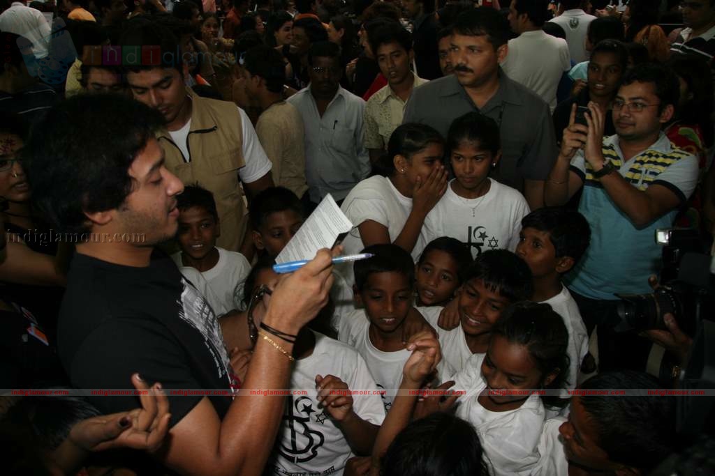 Ranbir Kapoor, Tushar Kapoor, Sunil Shetty at Cut-a-thon hair cut event all day Event hd photo