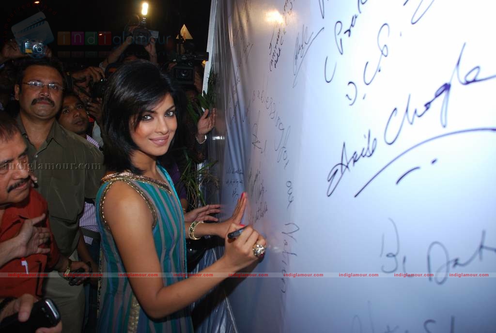 Priyanka Chopra at Harmony Week organised by Mohalla Commitee and Mumbai Police Event hd photo