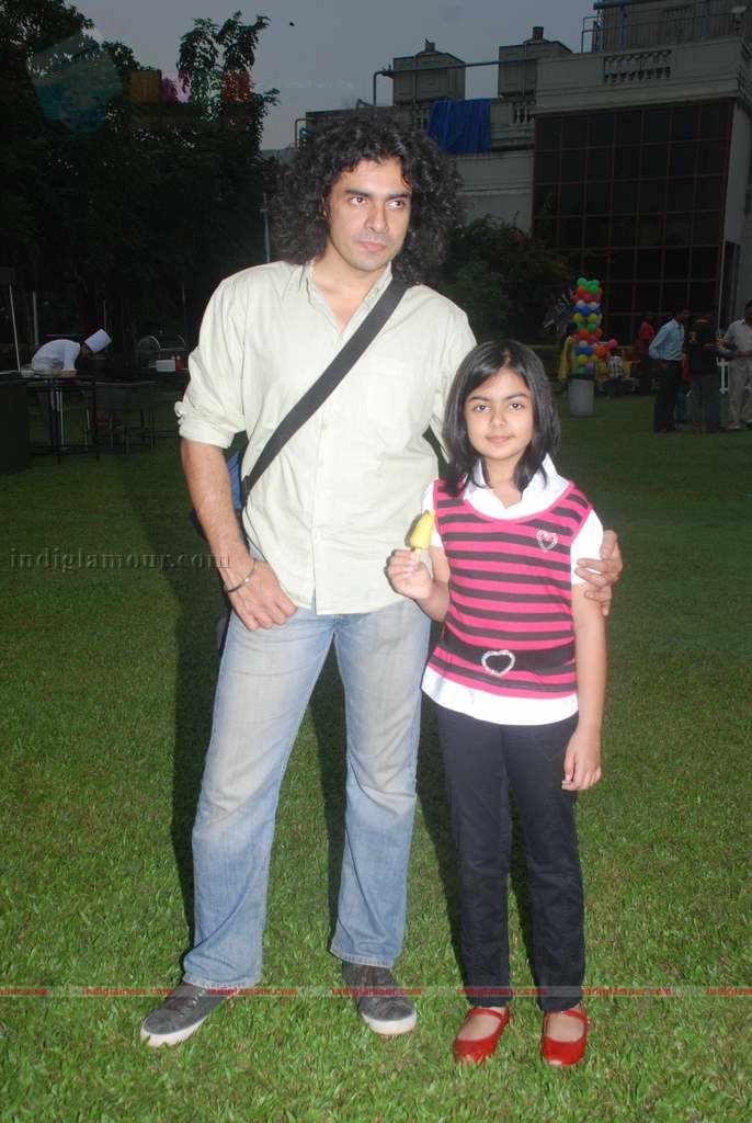 Suzanne Khan, Farah Khan with kids at Children's day celeberations Event hd photo