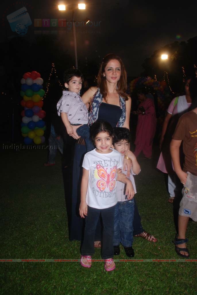 Suzanne Khan, Farah Khan with kids at Children's day celeberations Event hd photo