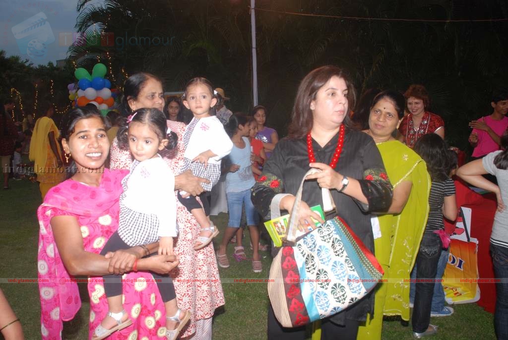 Suzanne Khan, Farah Khan with kids at Children's day celeberations Event hd photo