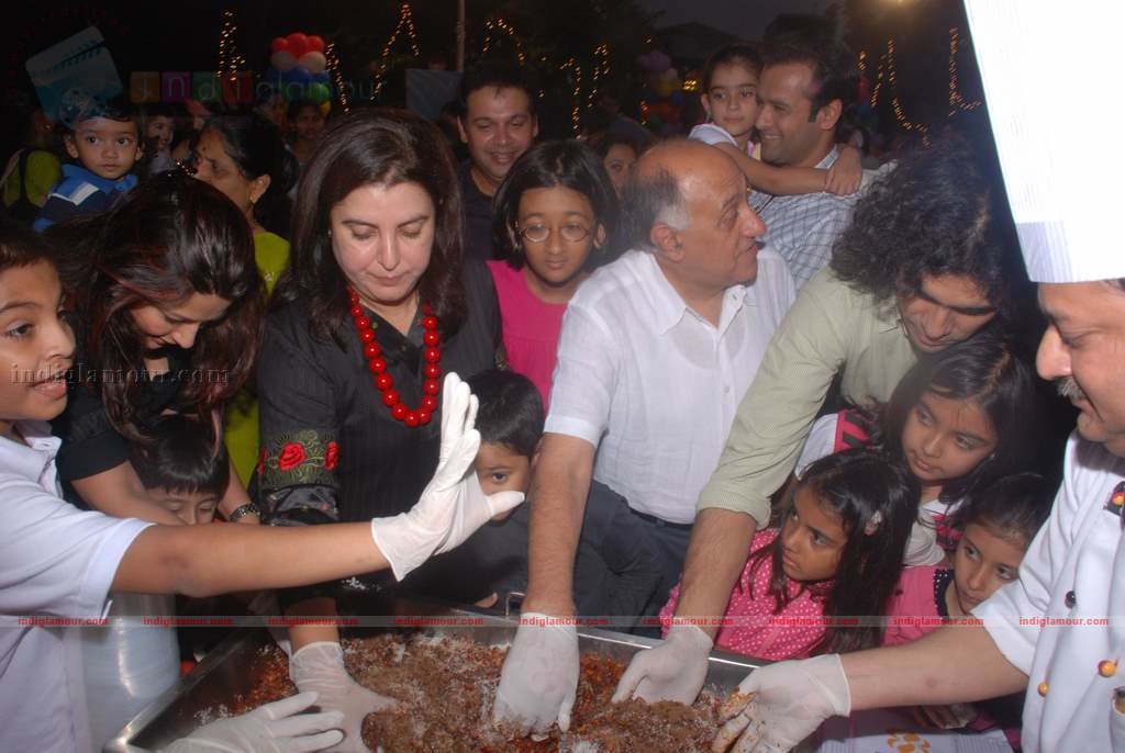 Suzanne Khan, Farah Khan with kids at Children's day celeberations Event hd photo