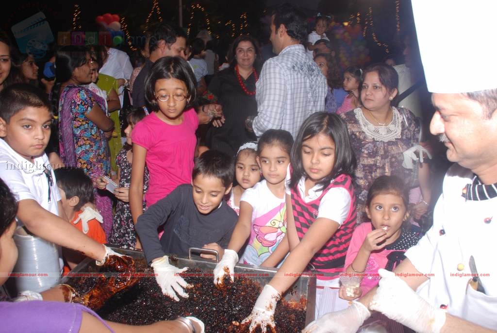 Suzanne Khan, Farah Khan with kids at Children's day celeberations Event hd photo