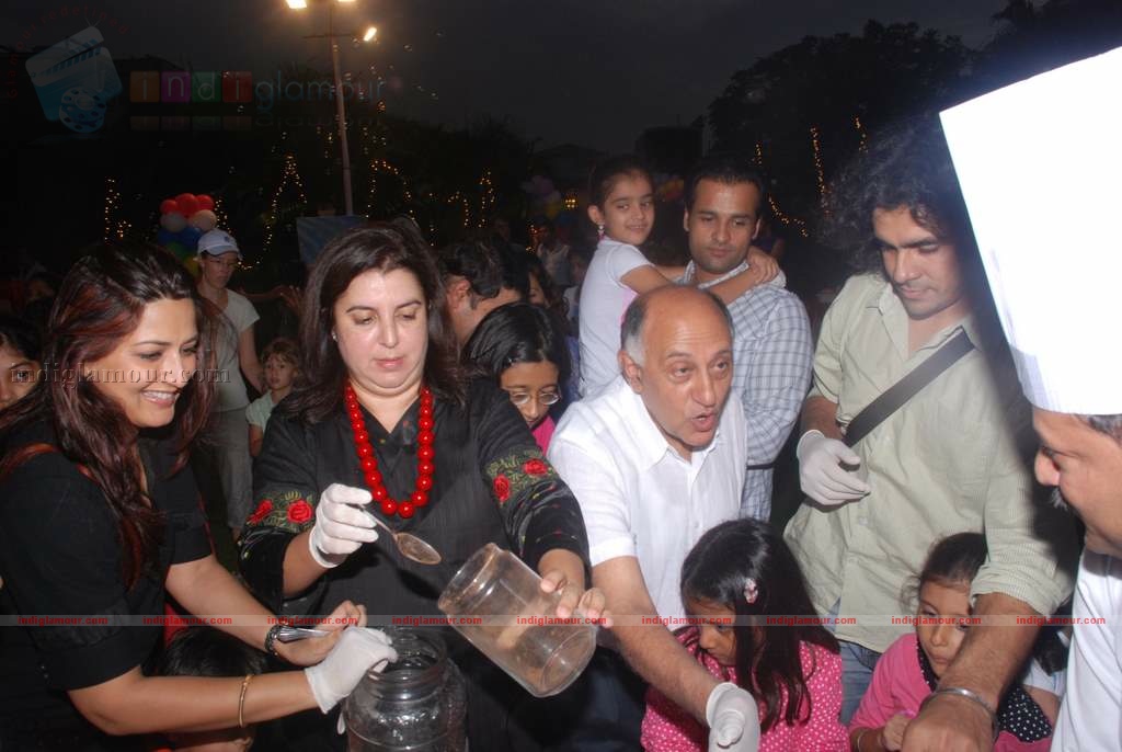 Suzanne Khan, Farah Khan with kids at Children's day celeberations Event hd photo