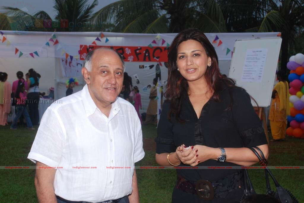 Suzanne Khan, Farah Khan with kids at Children's day celeberations Event hd photo