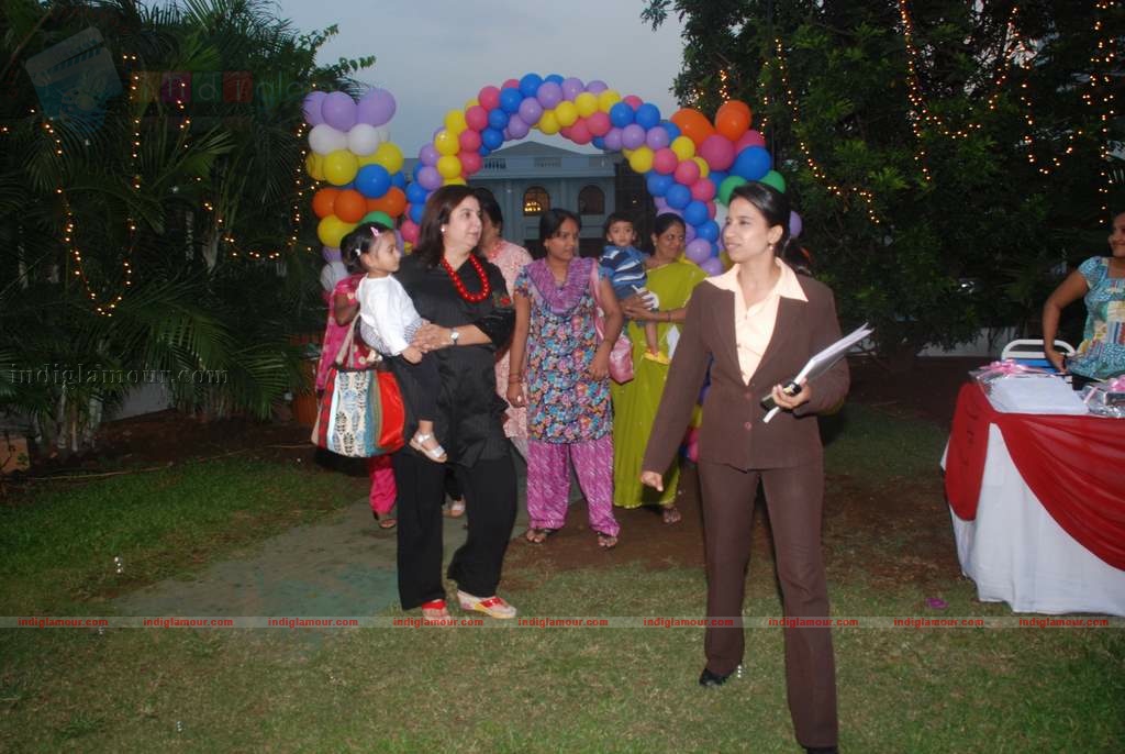 Suzanne Khan, Farah Khan with kids at Children's day celeberations Event hd photo