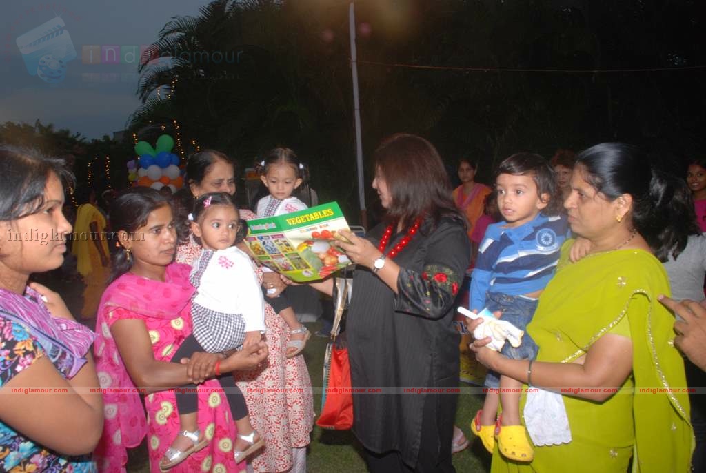 Suzanne Khan, Farah Khan with kids at Children's day celeberations Event hd photo