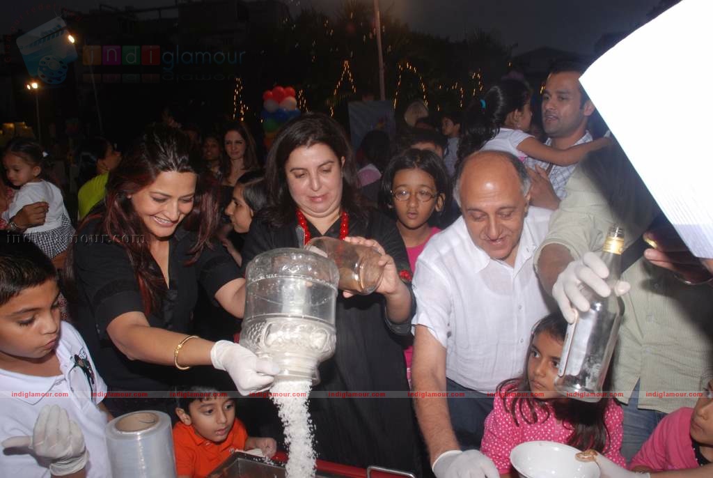 Suzanne Khan, Farah Khan with kids at Children's day celeberations Event hd photo