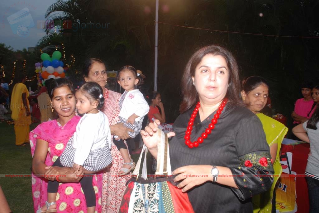 Suzanne Khan, Farah Khan with kids at Children's day celeberations Event hd photo